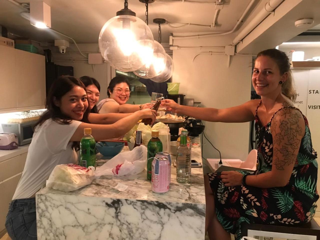Kinnon Deluxe Hostel Coworking Cafe Bangkok Eksteriør billede
